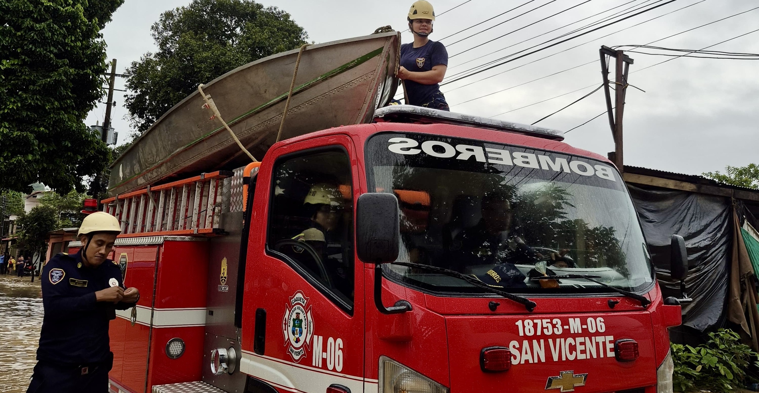 Con gran valentía, el Cuerpo de Bomberos Voluntarios de San Vicente del Caguán, atiende grave emergencia por desbordamiento del río Caguán.