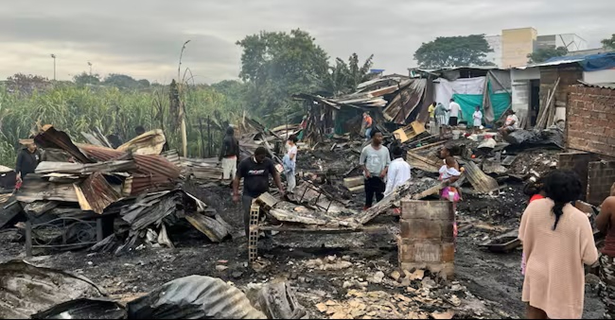 Bomberos Cali atienden emergencia incendio estructural 4 personas lesionadas y 40 viviendas destruidas.