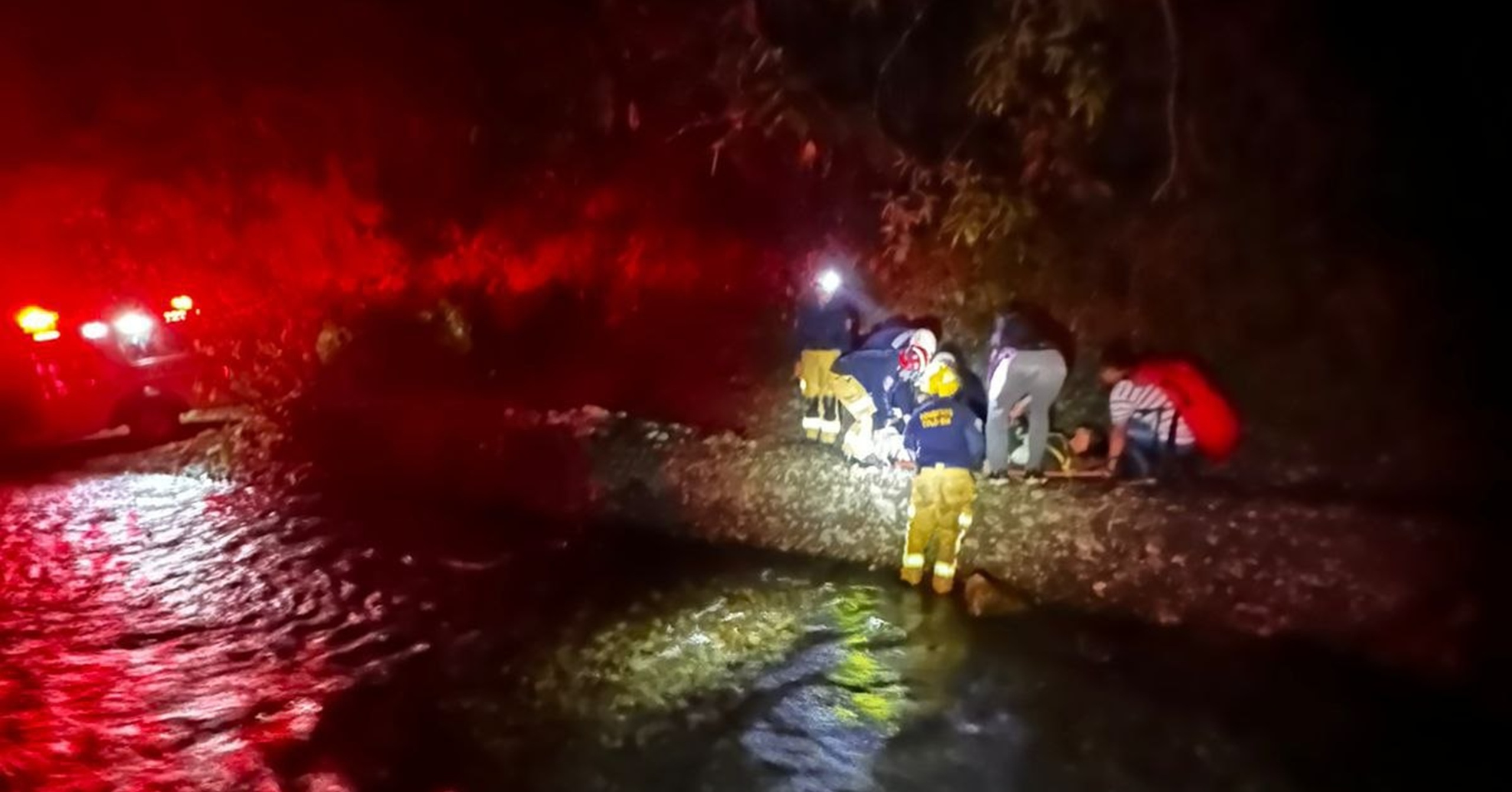 Bomberos rescatan a dos senderistas lesionados en zona rural de Caldas, Antioquia.