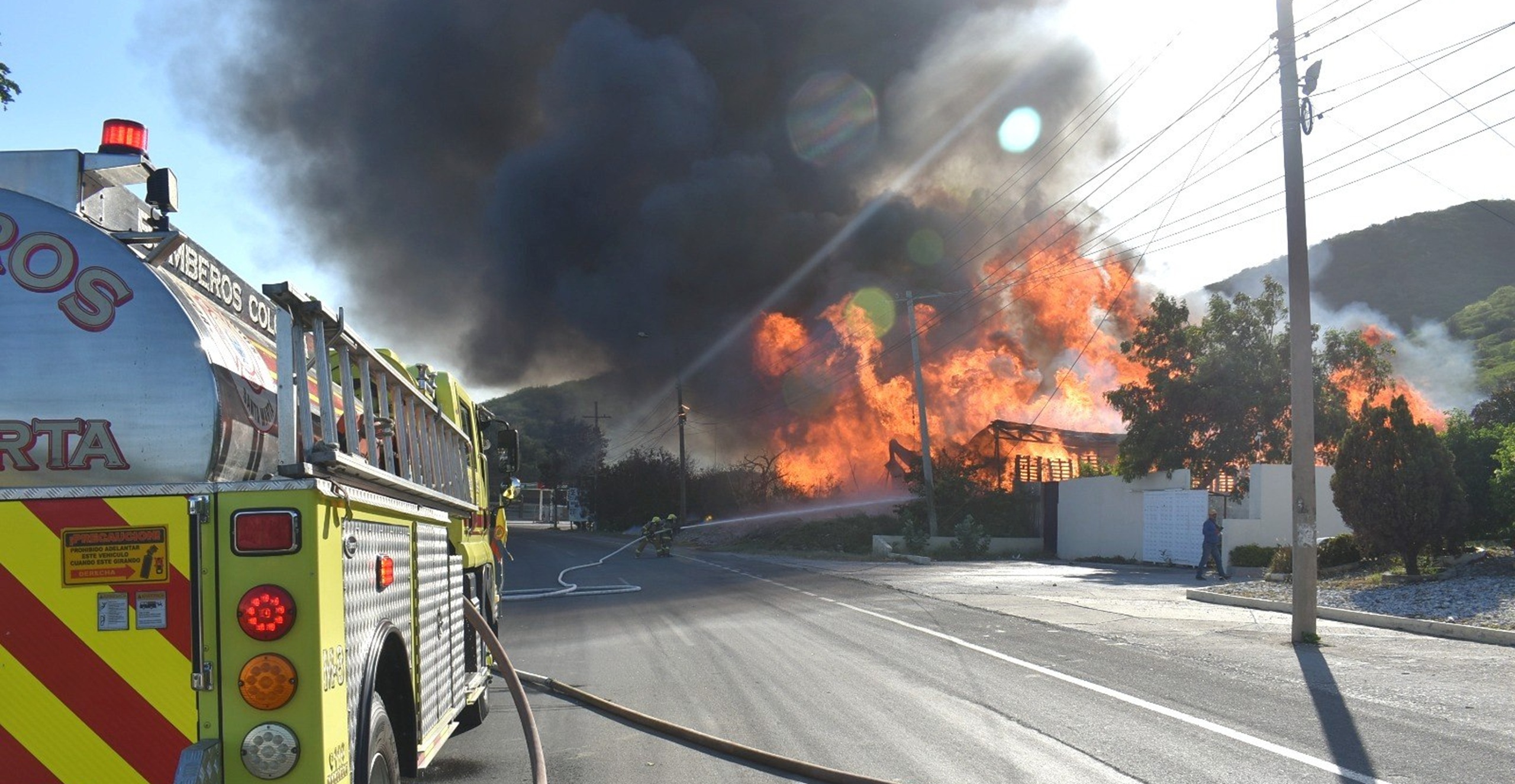 Más de 35 bomberos atendieron incendio estructural de gran magnitud en Santa Marta