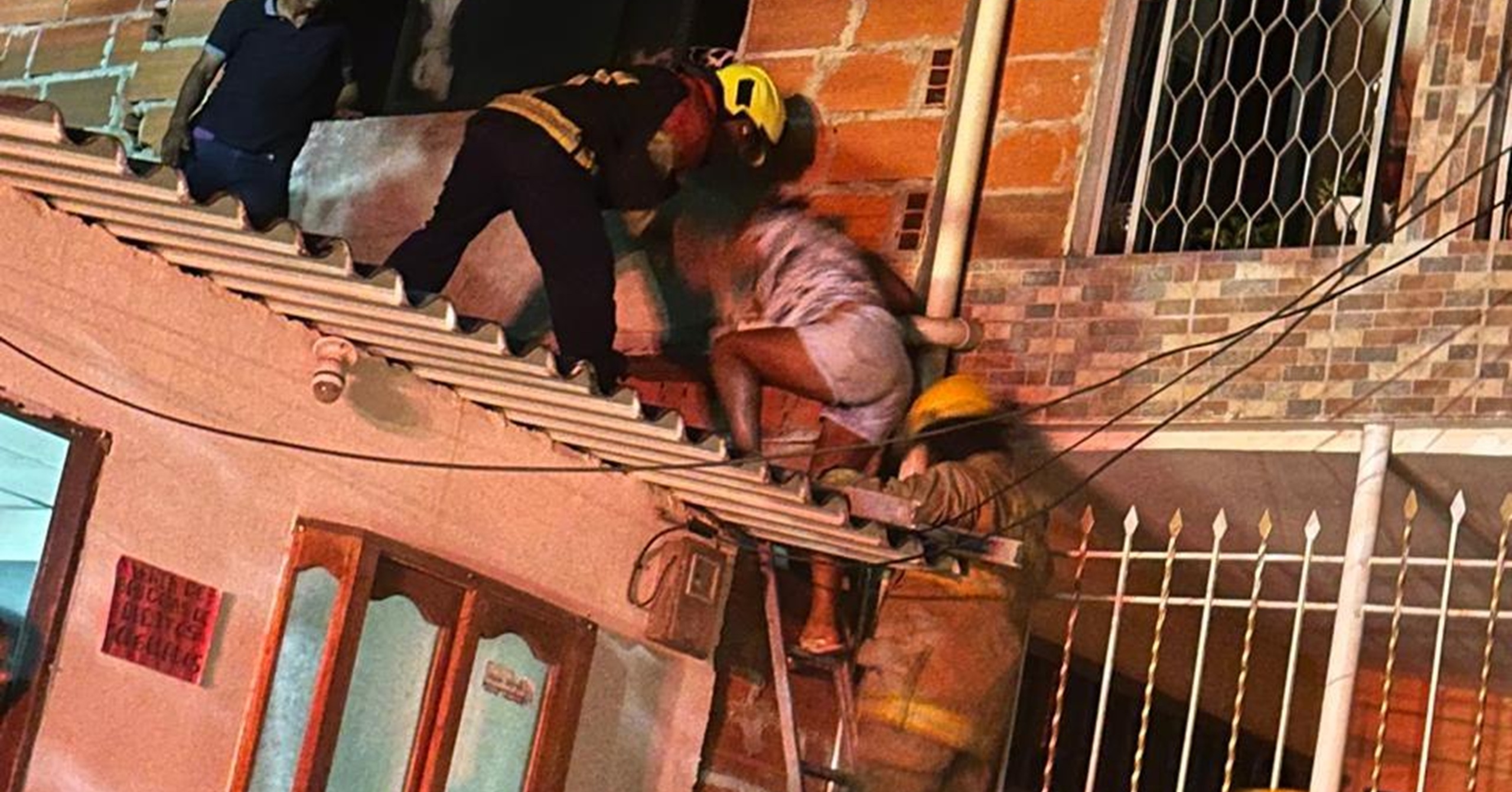Falla eléctrica genera incendio en Puerto Colombia y obliga a evacuar a dos personas.