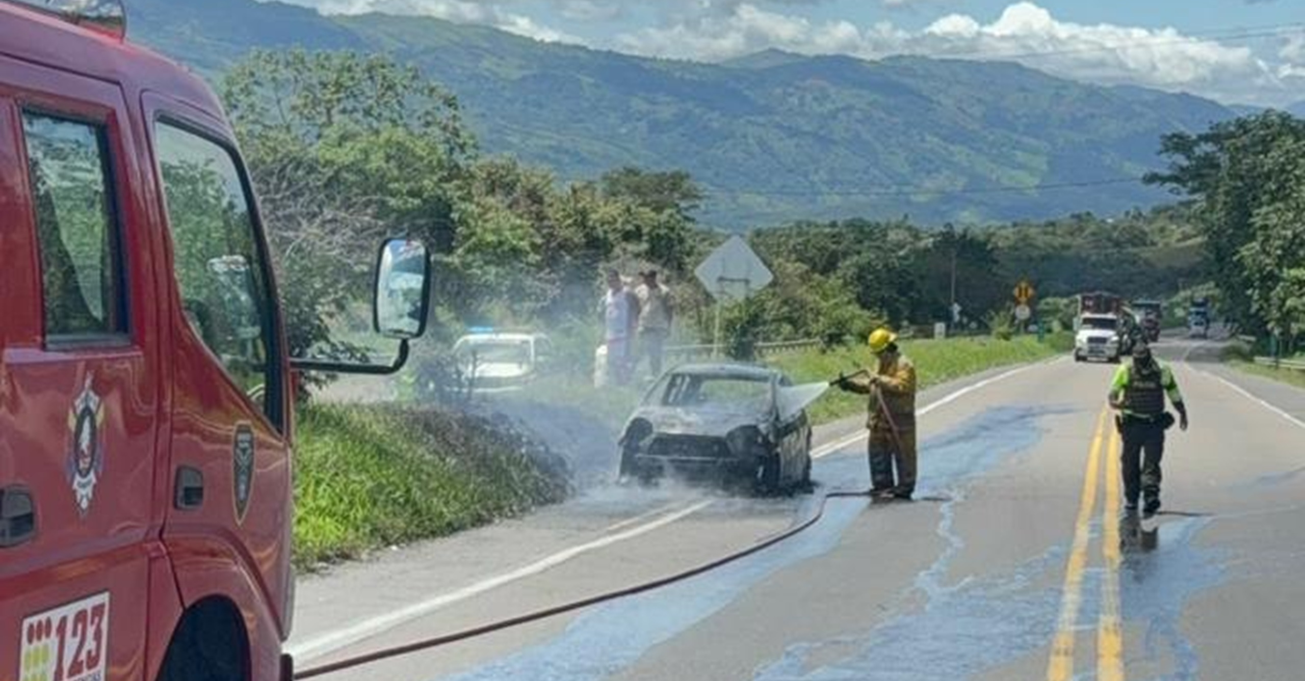 Atendido incendio vehicular en la Ruta del Sol, sector Guaduas, Cundinamarca