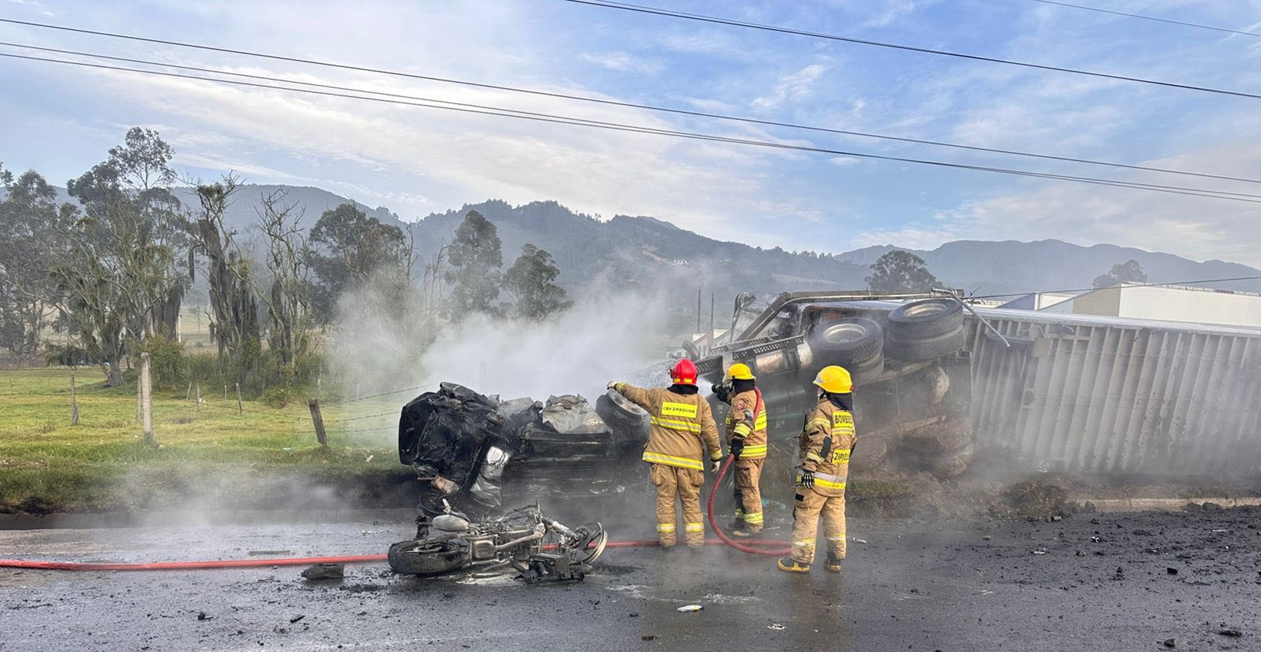 Accidente múltiple con incendio de vehículos en Nemocón mantiene operación de respuesta en la vía Zipaquirá–Ubaté