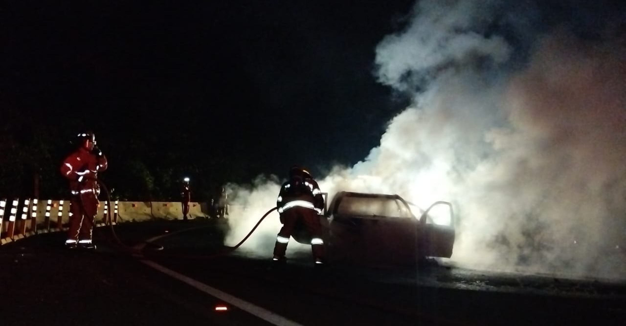Incendio vehicular en vía Girardot – Bogotá fue controlado por bomberos en Fusagasugá.