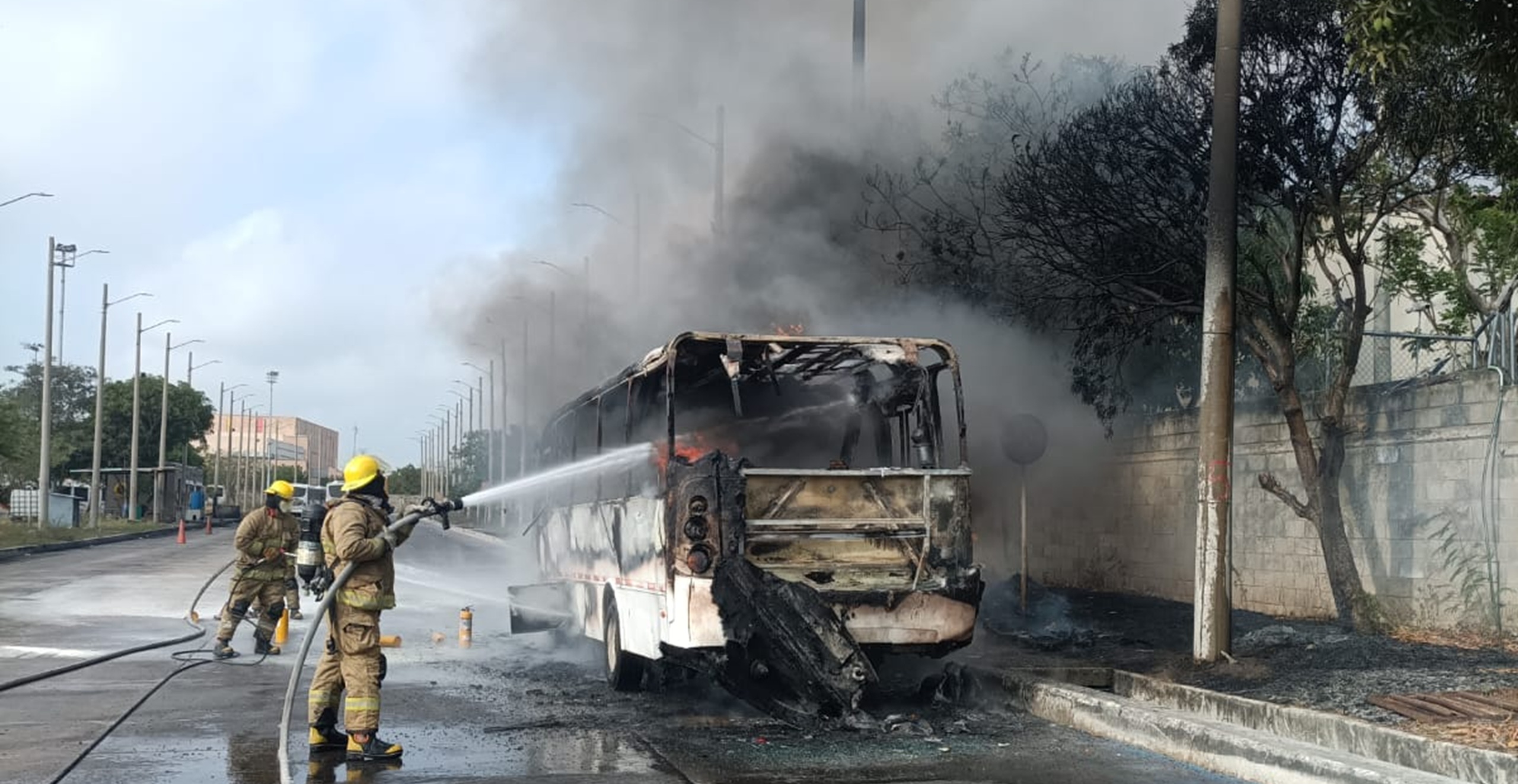 Incendio vehicular en estación del Transmetro en Soledad fue controlado sin personas lesionadas