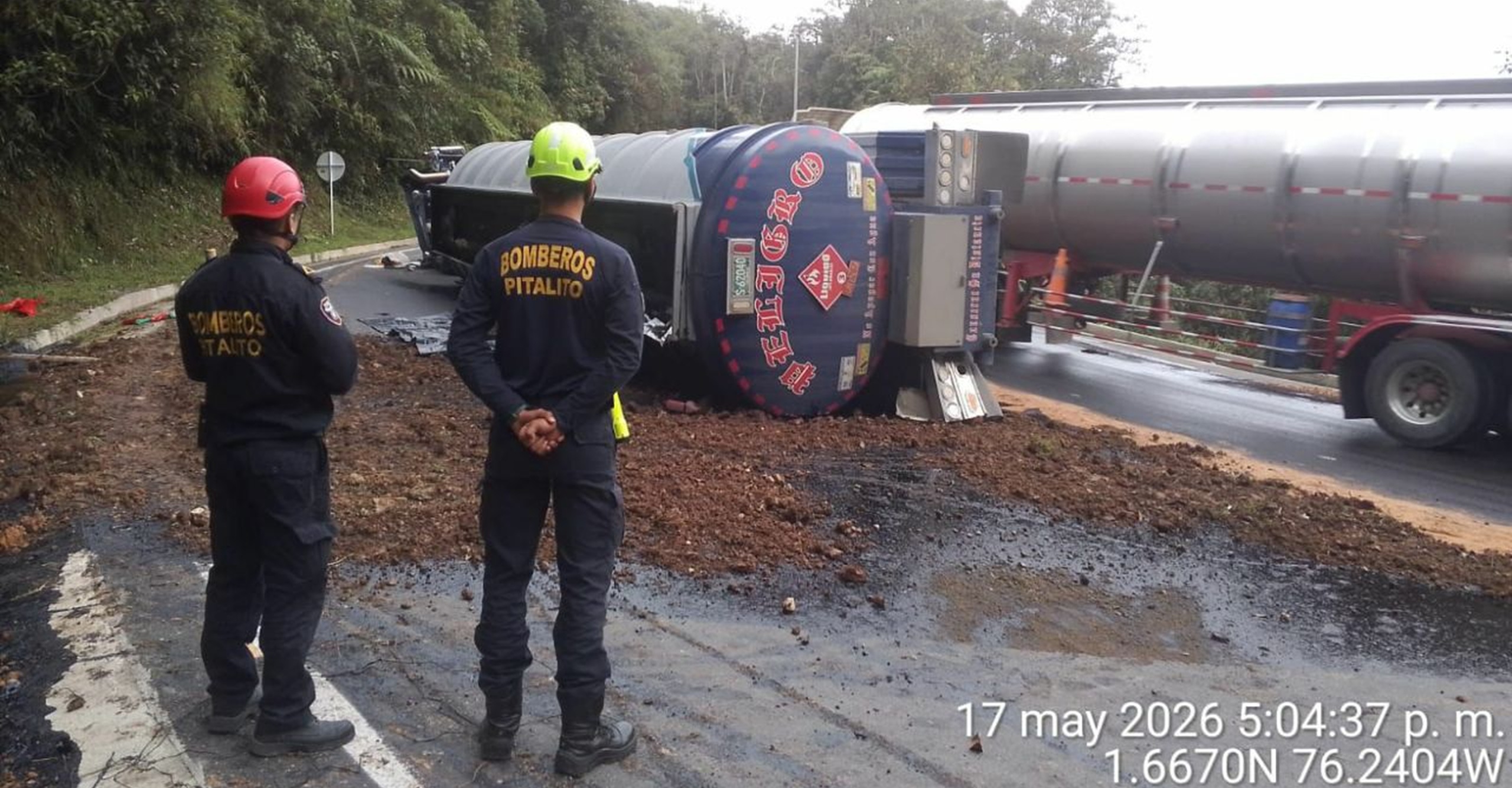 Bomberos atienden emergencia ambiental por derrame de hidrocarburo tras volcamiento de vehículo cisterna