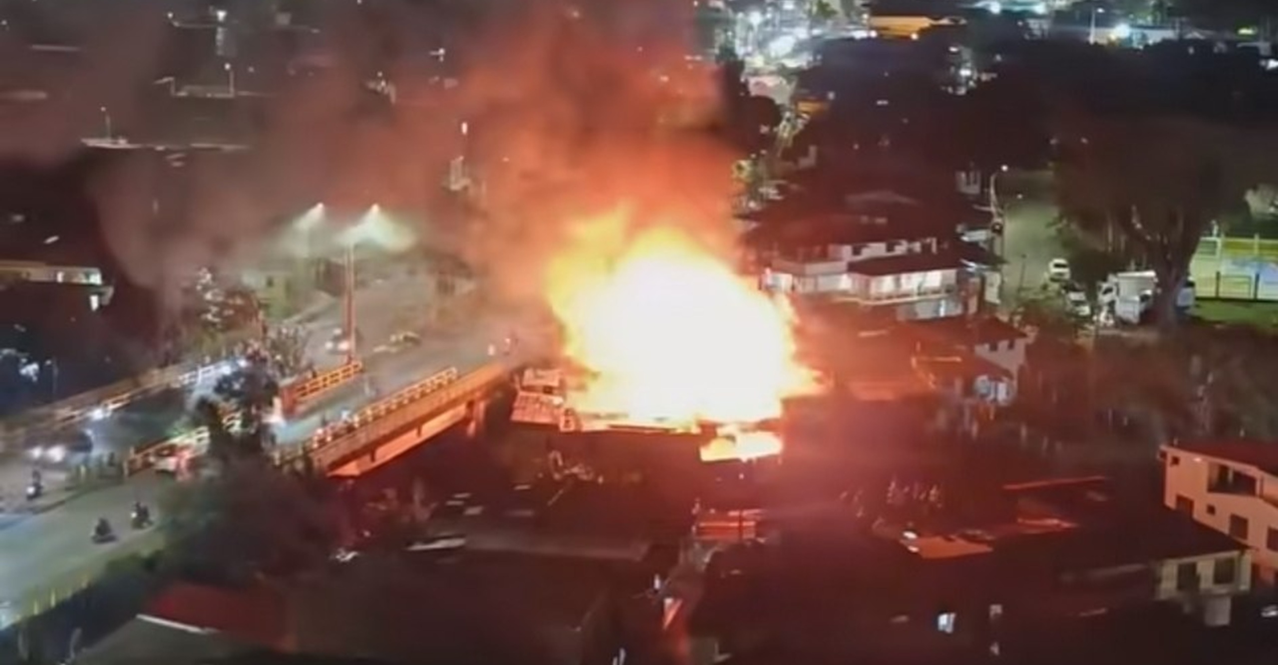 Incendio estructural en Pereira deja una persona fallecida y cinco viviendas afectadas