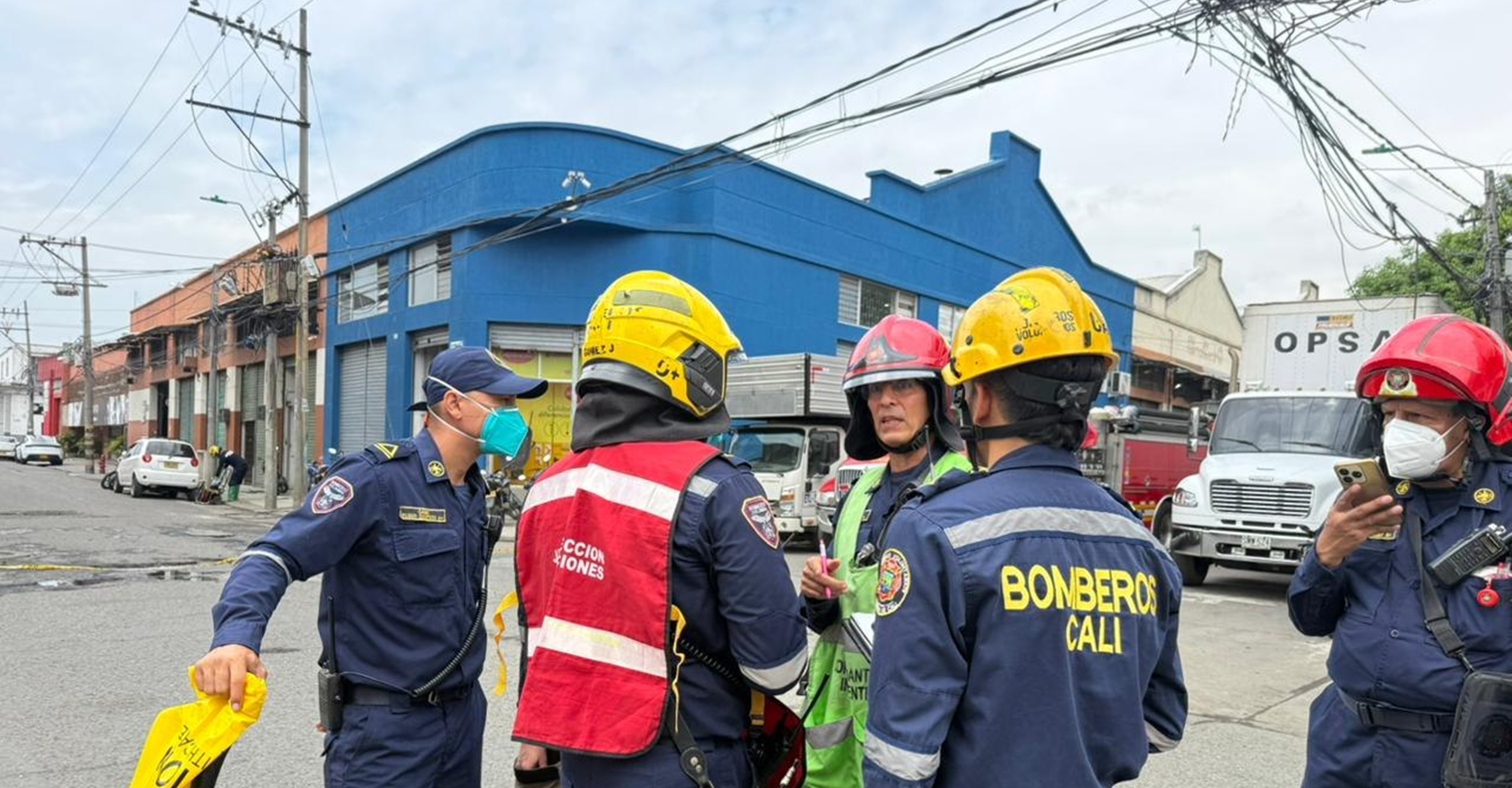 Bomberos de Cali atienden incidente HAZMAT por fuga de peróxido de hidrógeno con personas afectadas