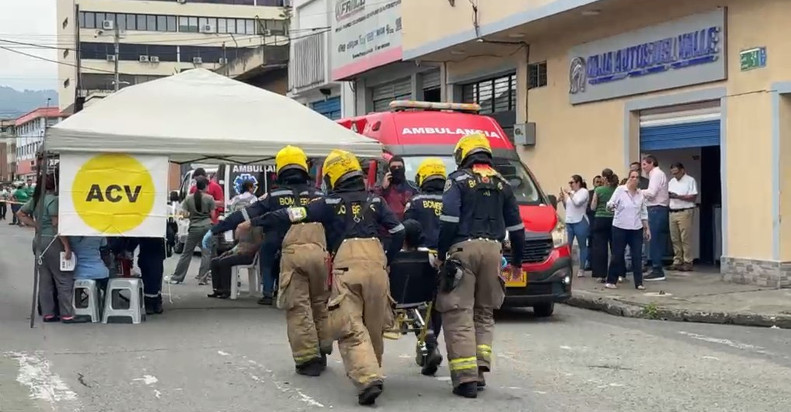 Bomberos de Cali atienden incidente HAZMAT por fuga de peróxido de hidrógeno con personas afectadas