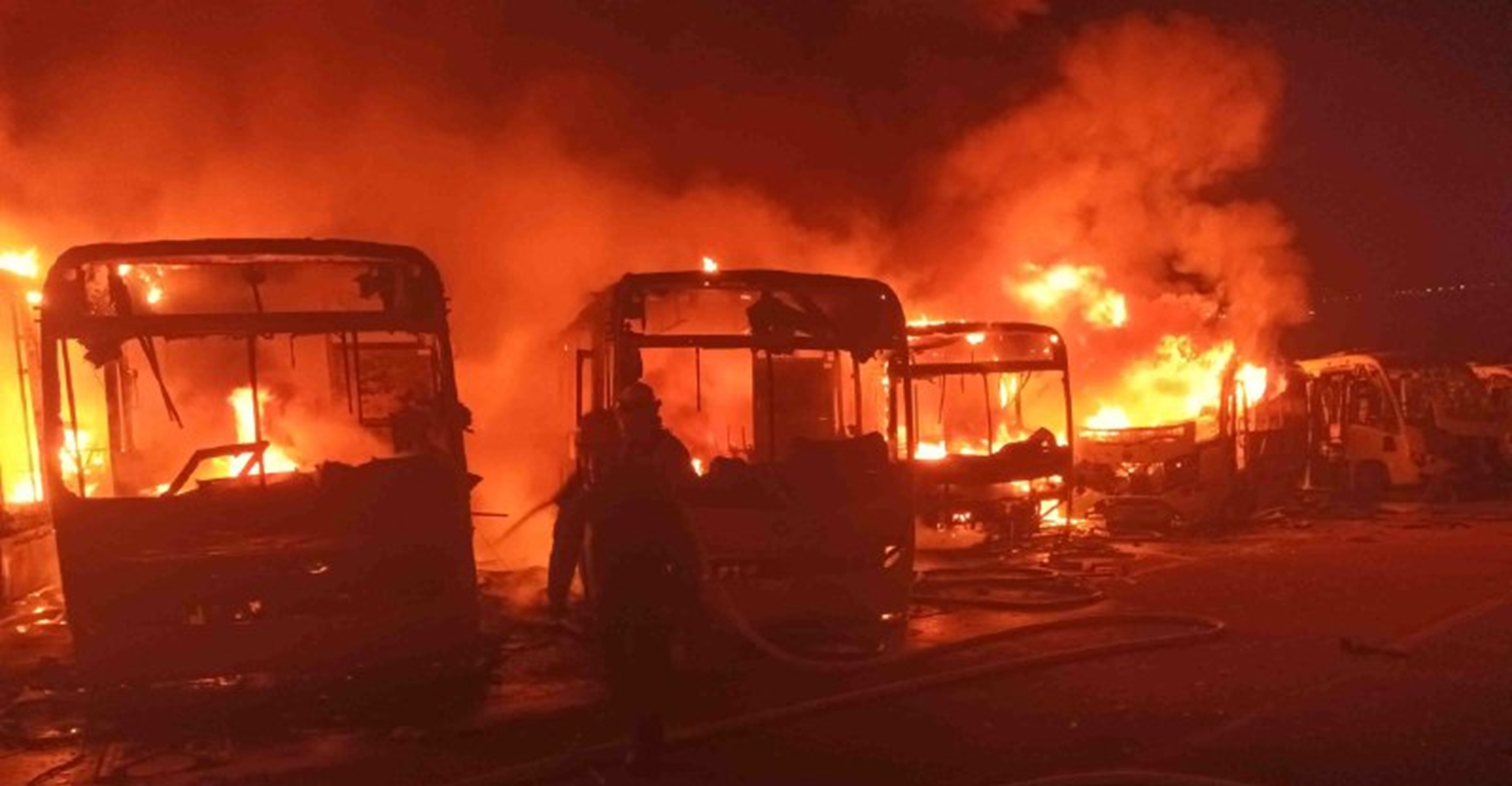 Incendio vehicular múltiple afectó 24 buses en el Portal de Metrolínea, Girón (Santander)