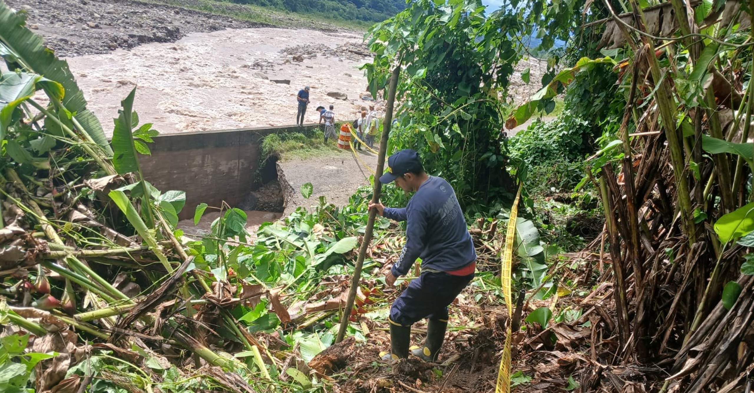Creciente súbita afectó vía veredal en Medina, Cundinamarca
