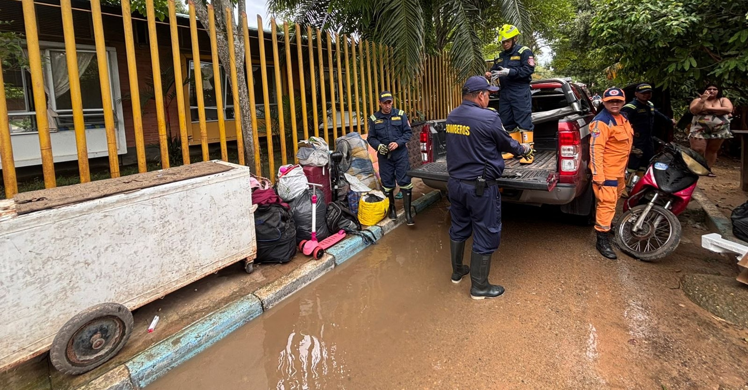 Bomberos de Puerto Gaitán atendieron emergencia por inundación y evacuaron familias afectadas en el barrio La Esperanza