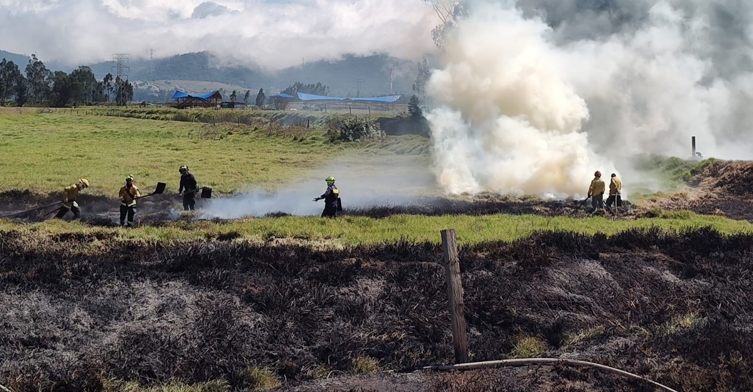 Bomberos de Soacha controlan incendio forestal con múltiples focos activos en la vereda La Chucua