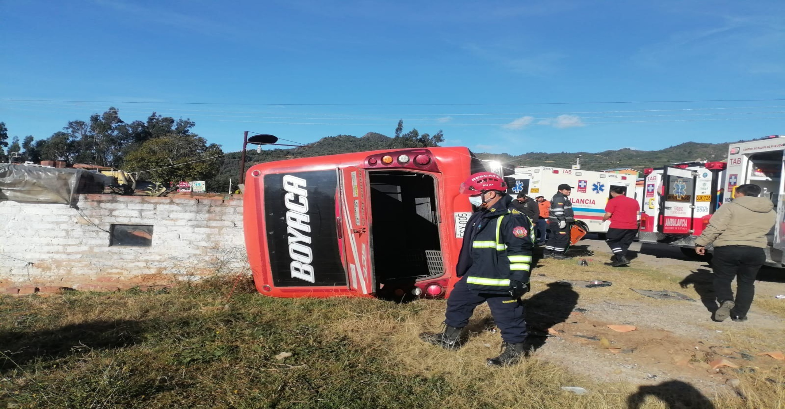 Bomberos de Simijaca – Cundinamarca atendieron emergencia por accidente de tránsito en vía nacional – doce personas lesionadas