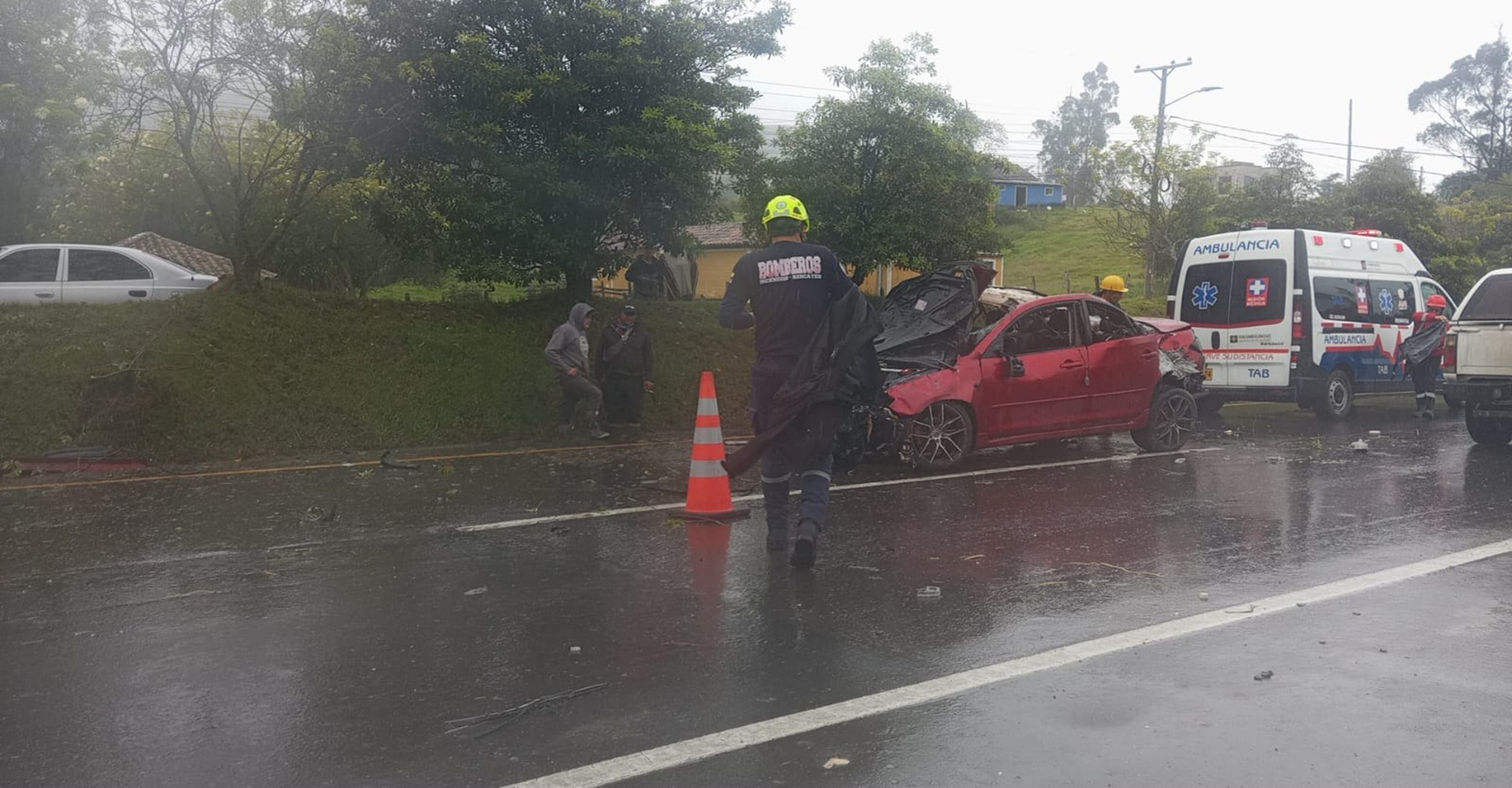 Bomberos de Villapinzón brindaron atención a conductor lesionado tras accidente en la Autopista Norte