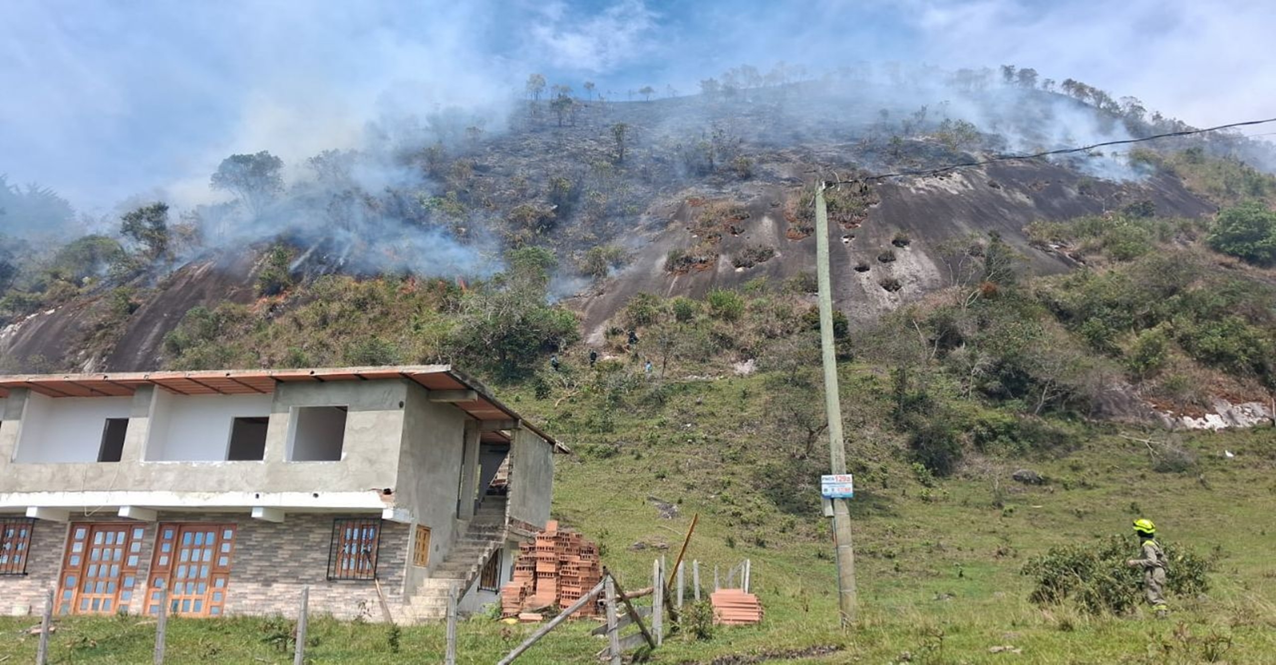 Bomberos de Guatapé atienden incendio forestal en la vereda La Peña