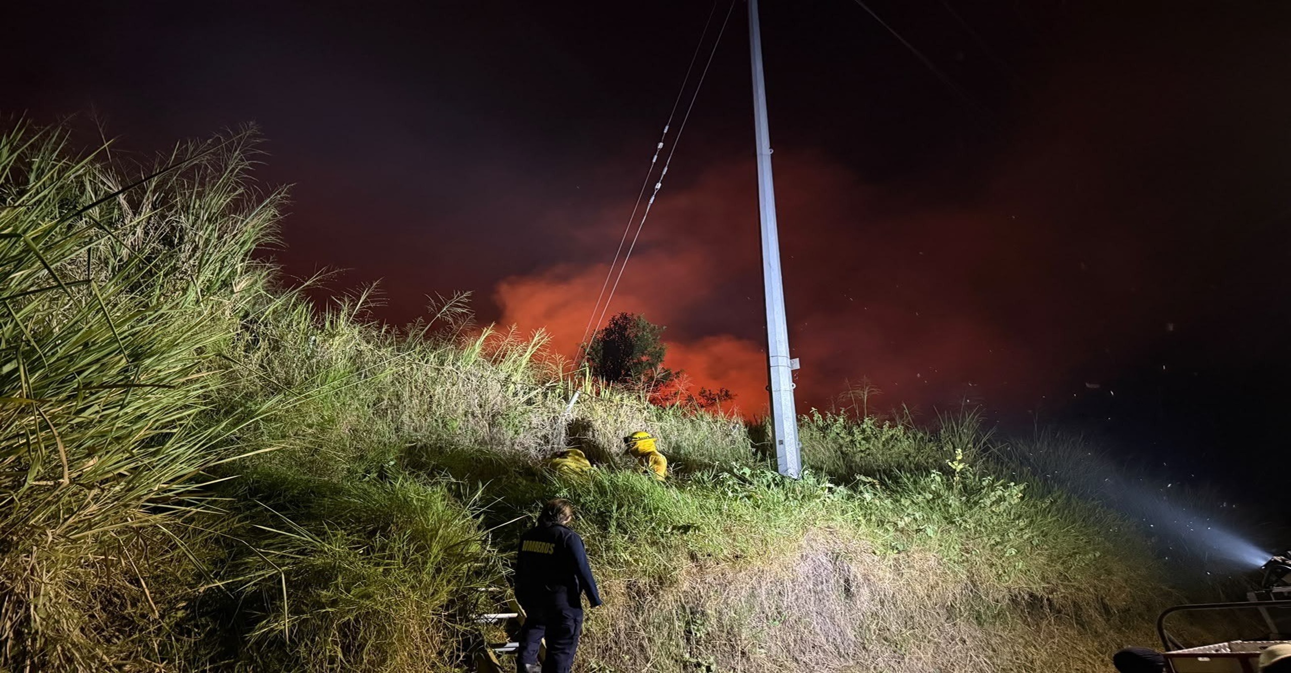 Bomberos de Chinchiná liquidan incendio forestal que amenazaba viviendas en la vereda El Reposo