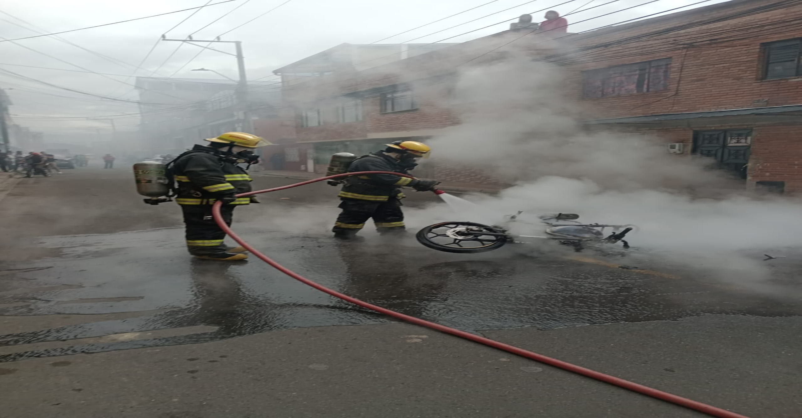 Bomberos de Funza controlaron incendio vehicular y evitaron su propagación a inmuebles cercanos