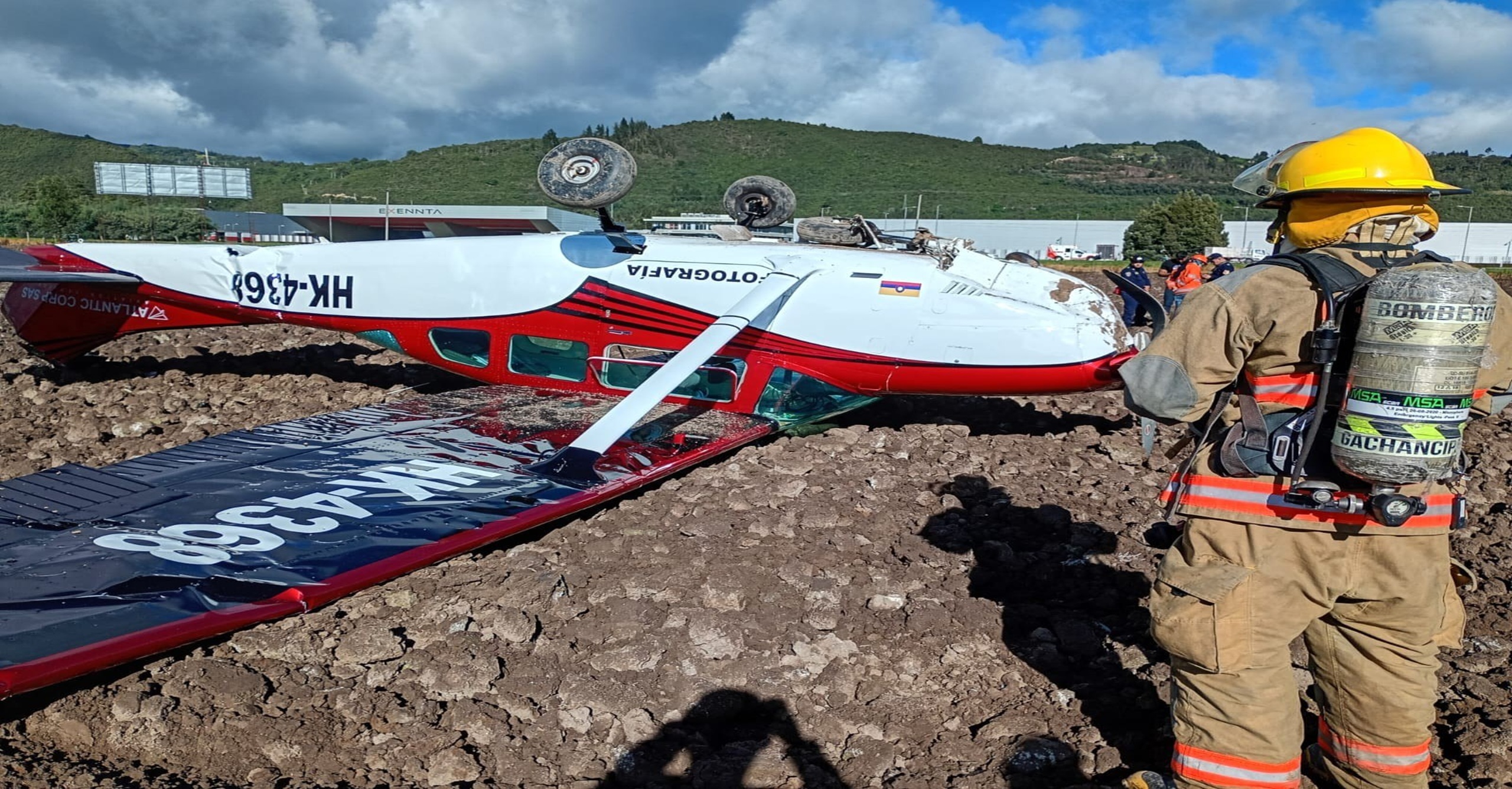 Bomberos de Gachancipá atendieron accidente aéreo tras caída de aeronave en la Autopista Norte