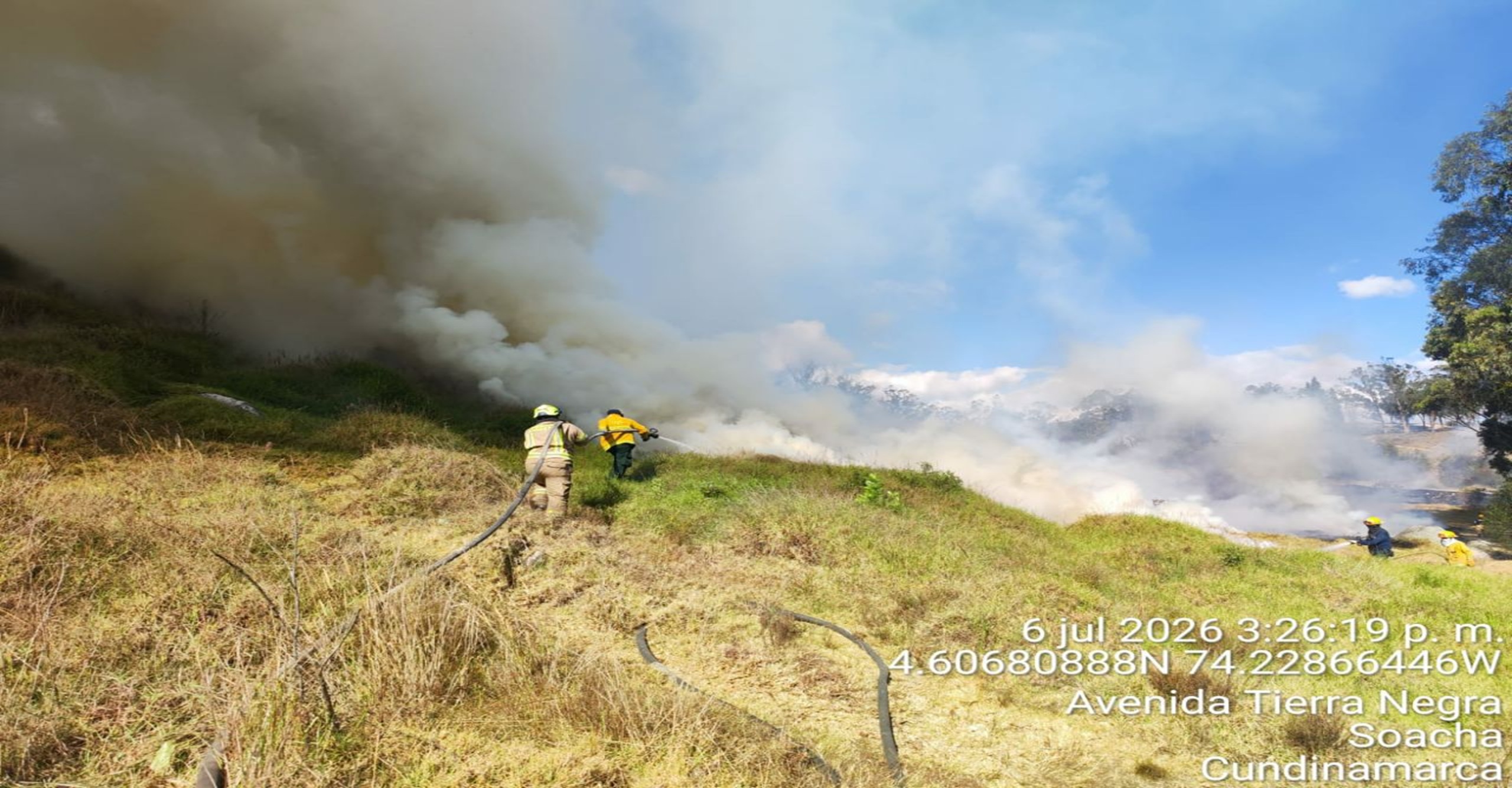 Bomberos de Soacha Cundinamarca atendieron emergencia por incendio Forestal.