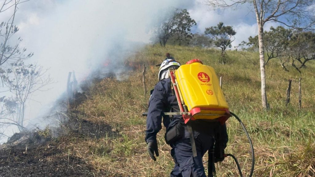 Los Bomberos de Muzo apagan incendio Forestal en la Vereda Cantino del municipio de Cooper en Boyacá