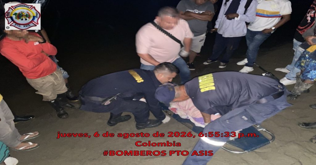 Personal bomberil y autoridades realizan el procedimiento de recuperación en el sector del Acueducto.