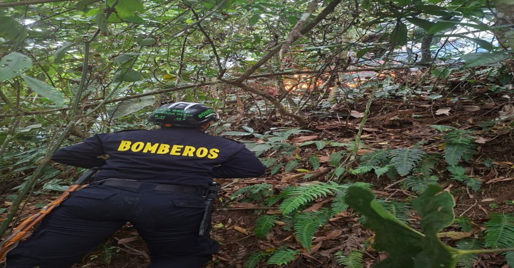 Unidad bomberil recorre una zona boscosa de pendiente pronunciada durante la atención del incendio forestal.