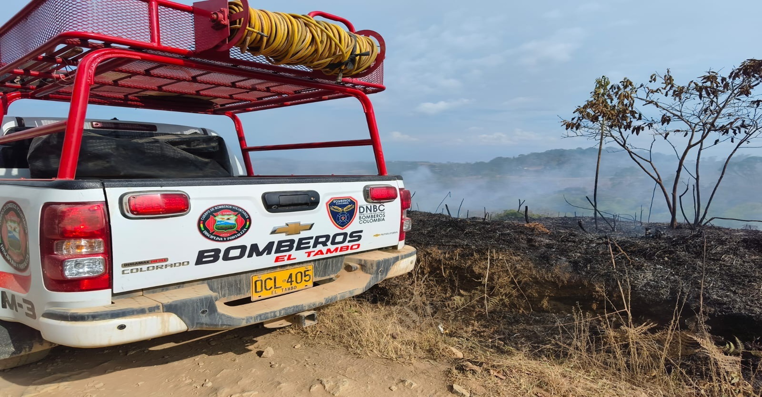 Bomberos de El Tambo liquidaron incendio forestal y protegieron cinco viviendas