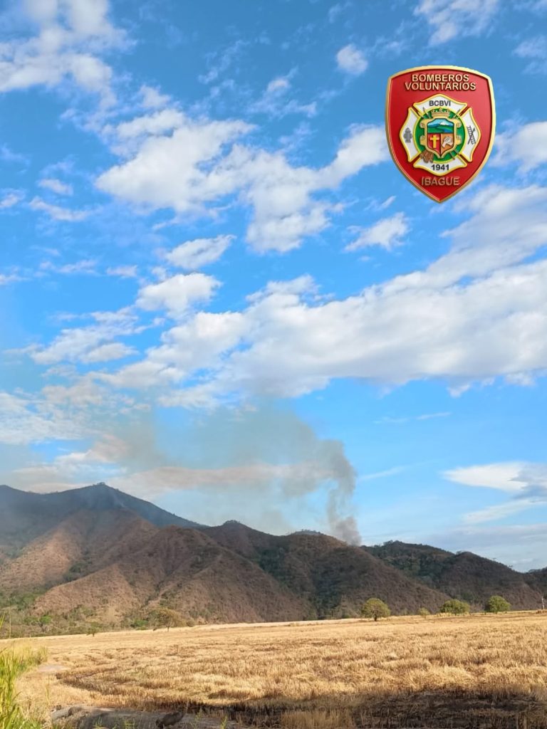 Columna de humo se eleva desde una zona montañosa de Aparco.
