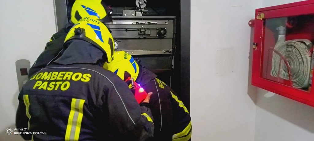 Bomberos de Pasto inspeccionan el ascensor donde ocurrió la emergencia