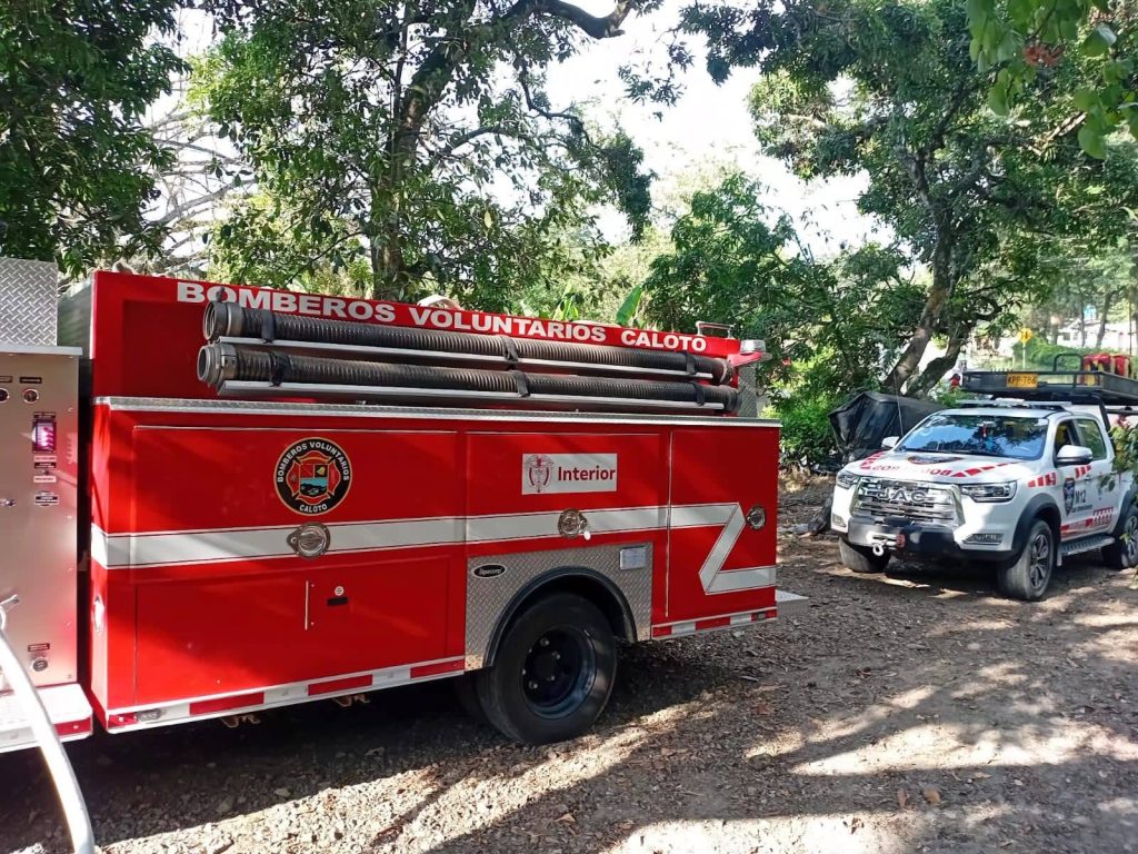 Máquina cisterna y vehículo de apoyo ubicados cerca de la emergencia.