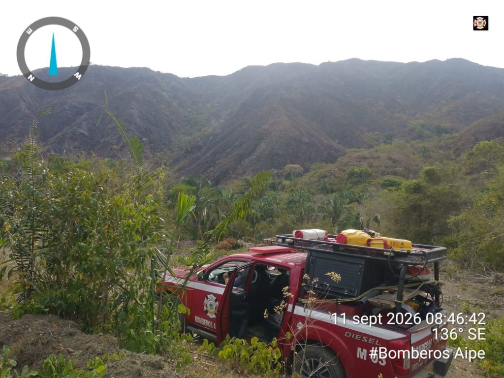 Vehículo de intervención rápida estacionado en una zona rural montañosa durante la atención de la emergencia