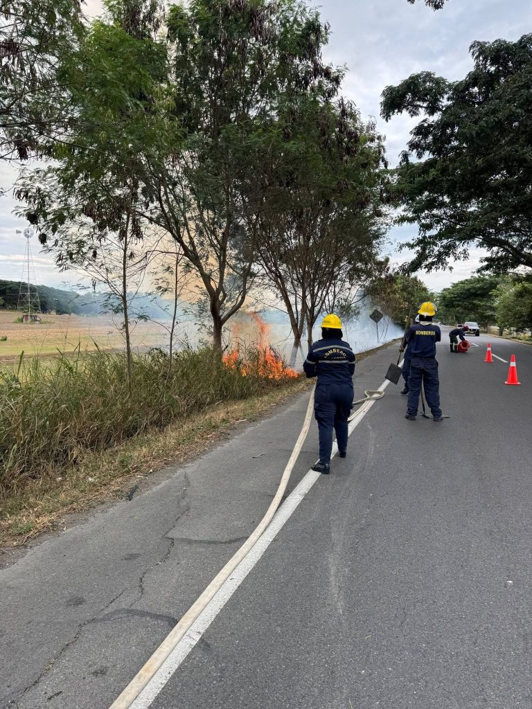 Unidades bomberiles se aproximan a la zona afectada mientras aseguran la vía.