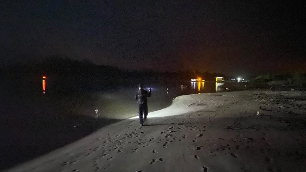 Embarcación participa en labores nocturnas de búsqueda sobre el río Putumayo.