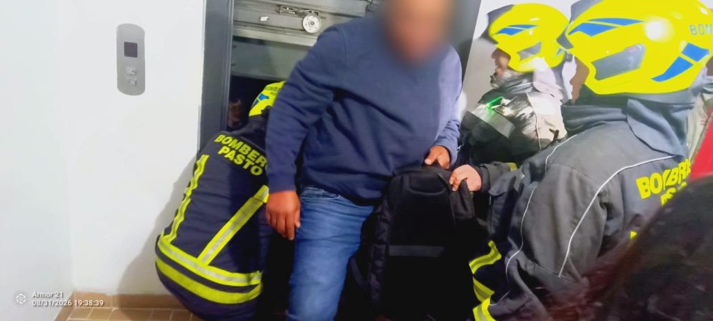 Unidades bomberiles asisten a una persona al salir del ascensor.