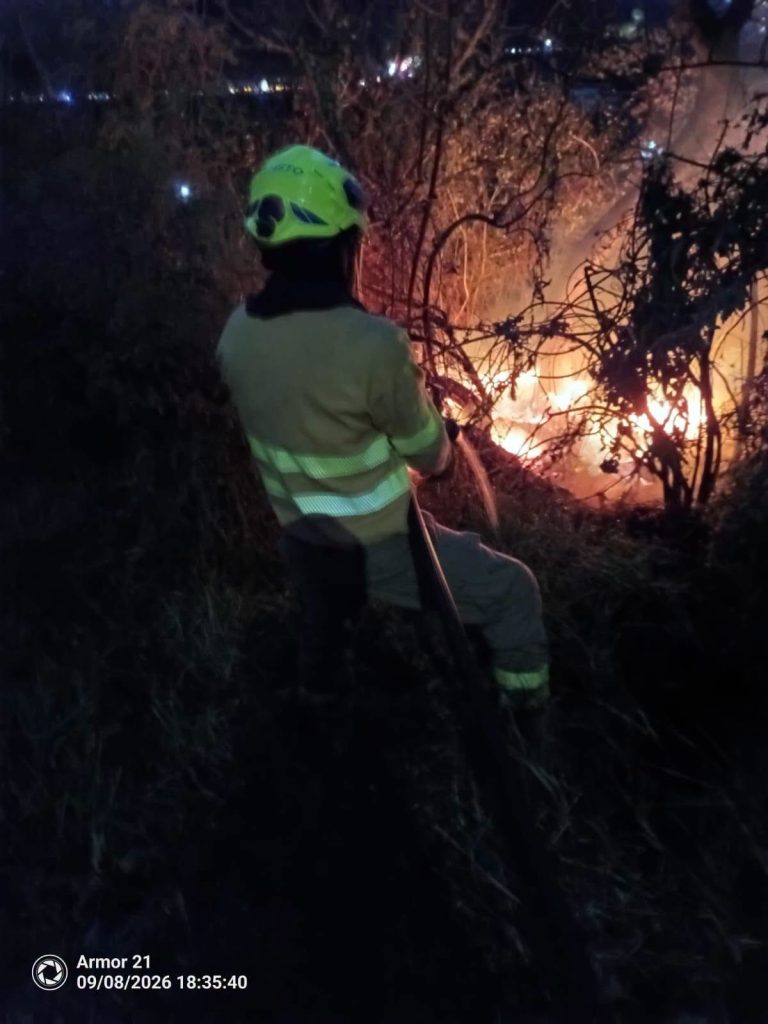Unidad bomberil combate las llamas durante una operación nocturna.