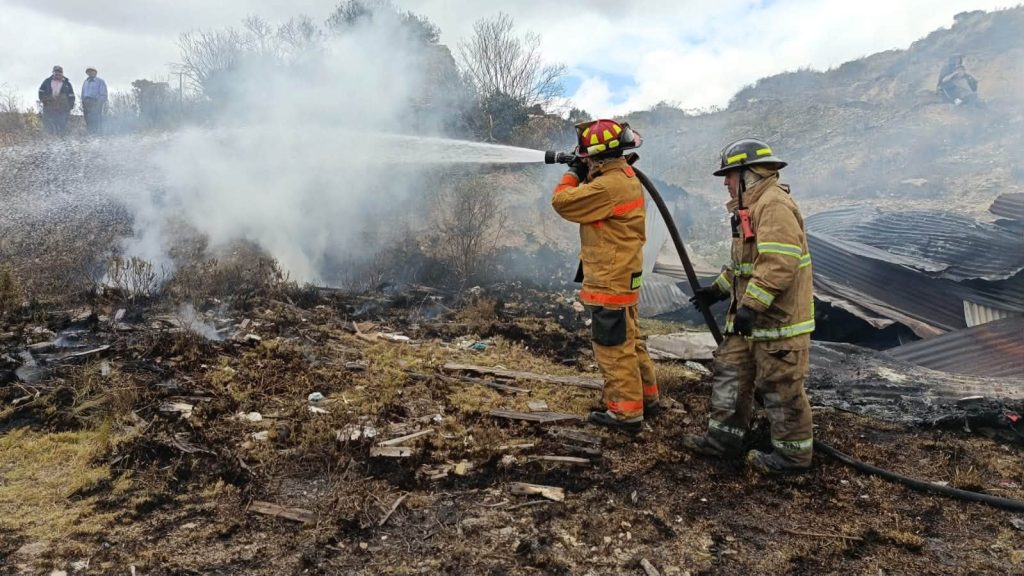 Personal bomberil adelanta labores de control y verificación entre los restos de la estructura.
