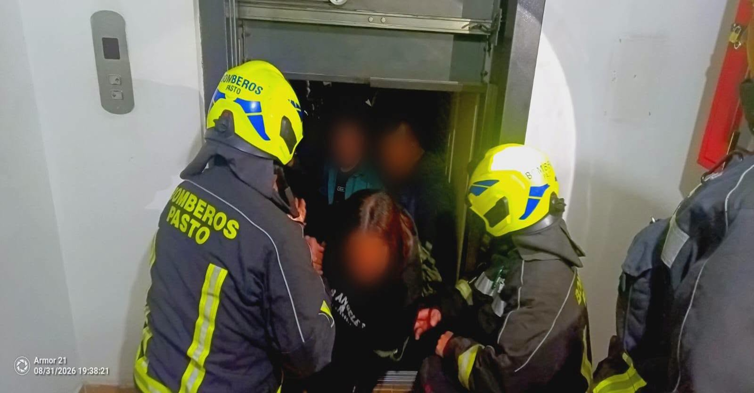 Bomberos Pasto atendió a ocho personas atrapadas tras incidente con un ascensor