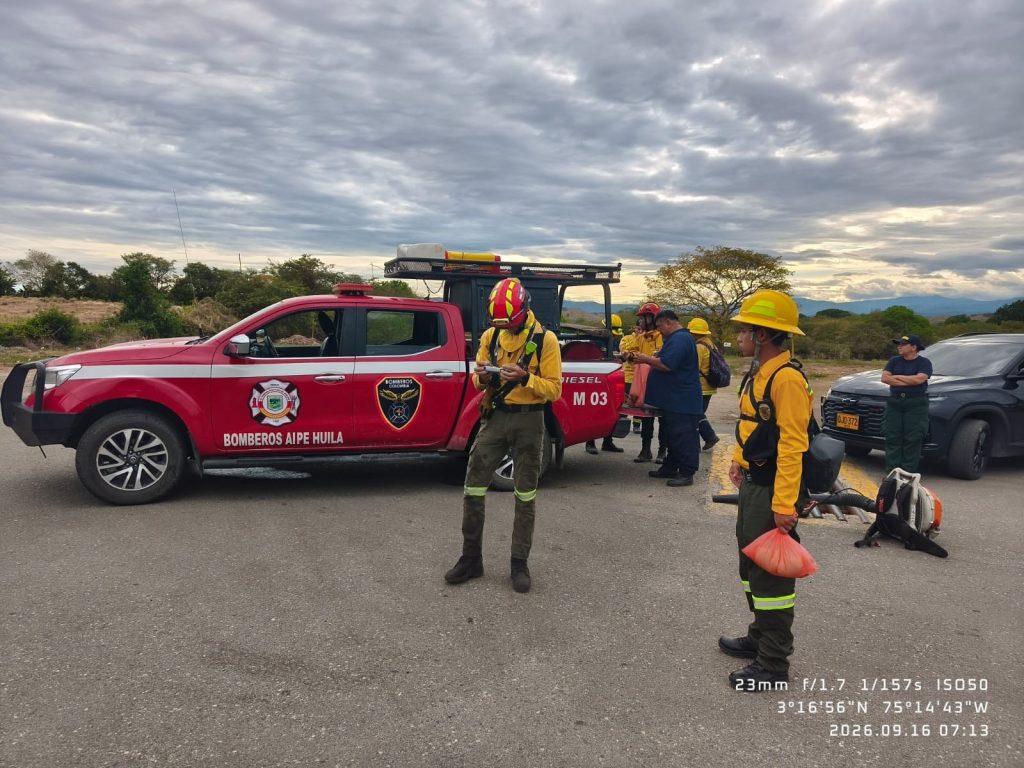 Unidades bomberiles organizan equipos junto a un vehículo de intervención antes de desplazarse hacia el área afectada.