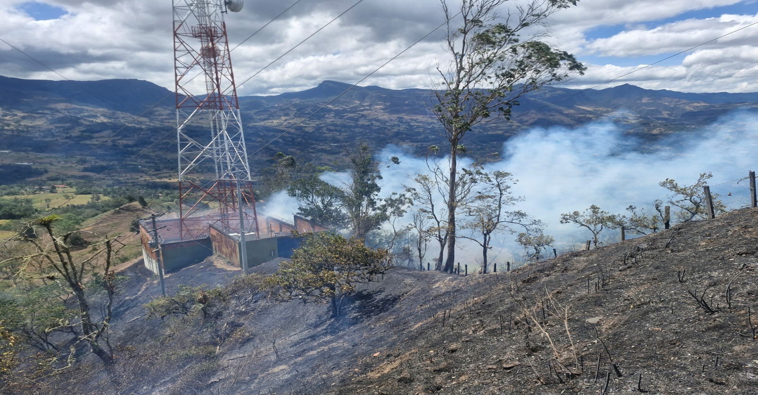 Bomberos voluntarios de Pacho Cundinamarca atienden emergencia por incendio Forestal Veredas Patasía y San Miguel