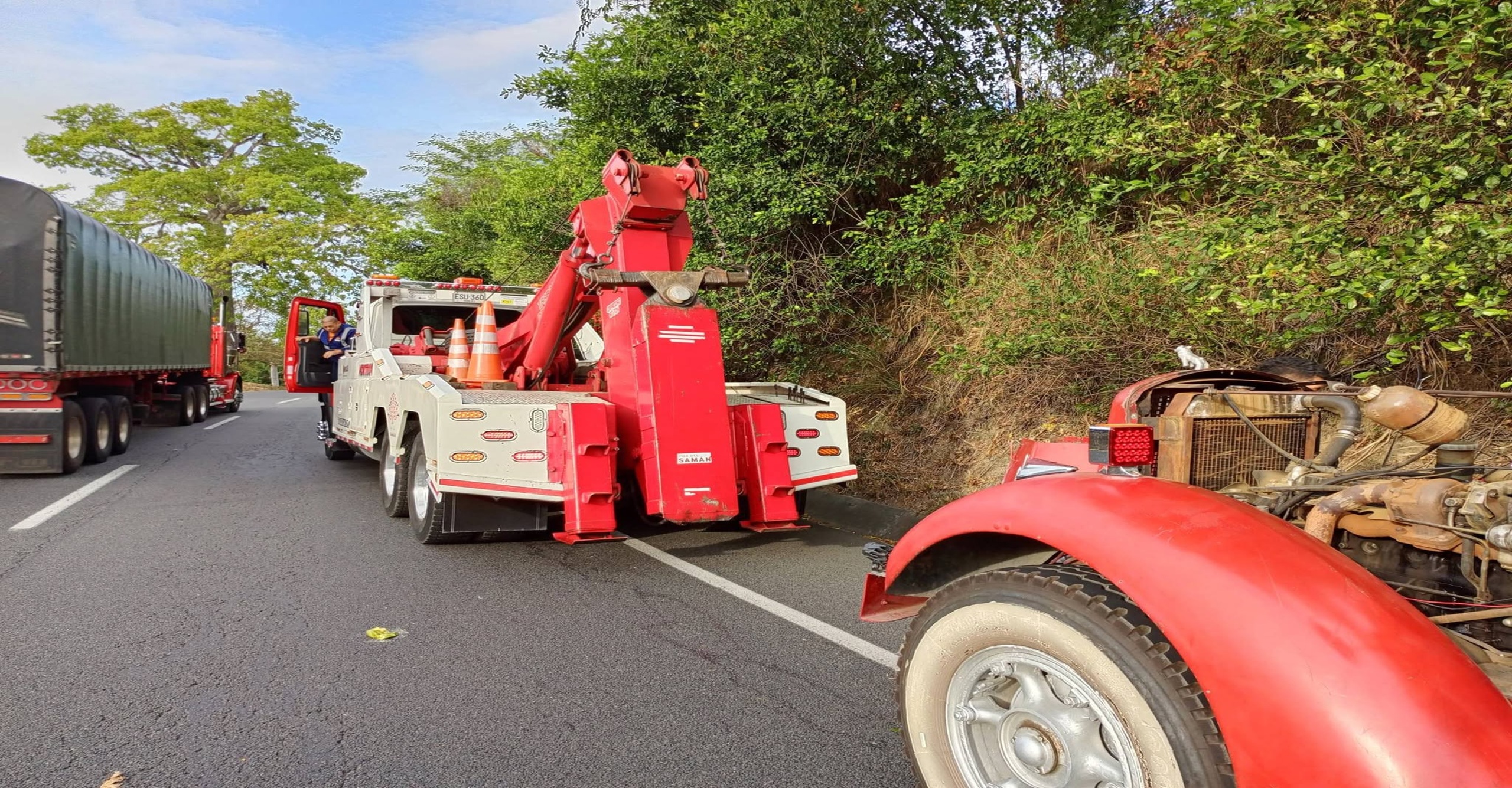 Siete bomberos controlaron incendio de pastizal en la vía Obando–Cartago