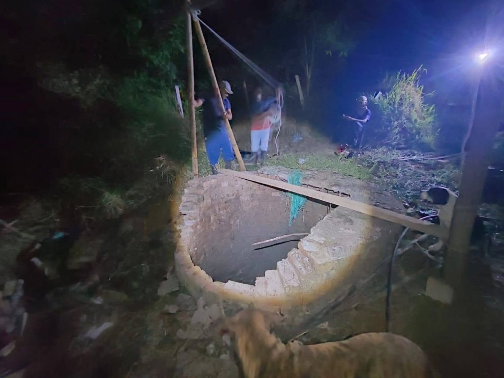 Equipos y cuerdas instalados alrededor del pozo para efectuar el rescate.