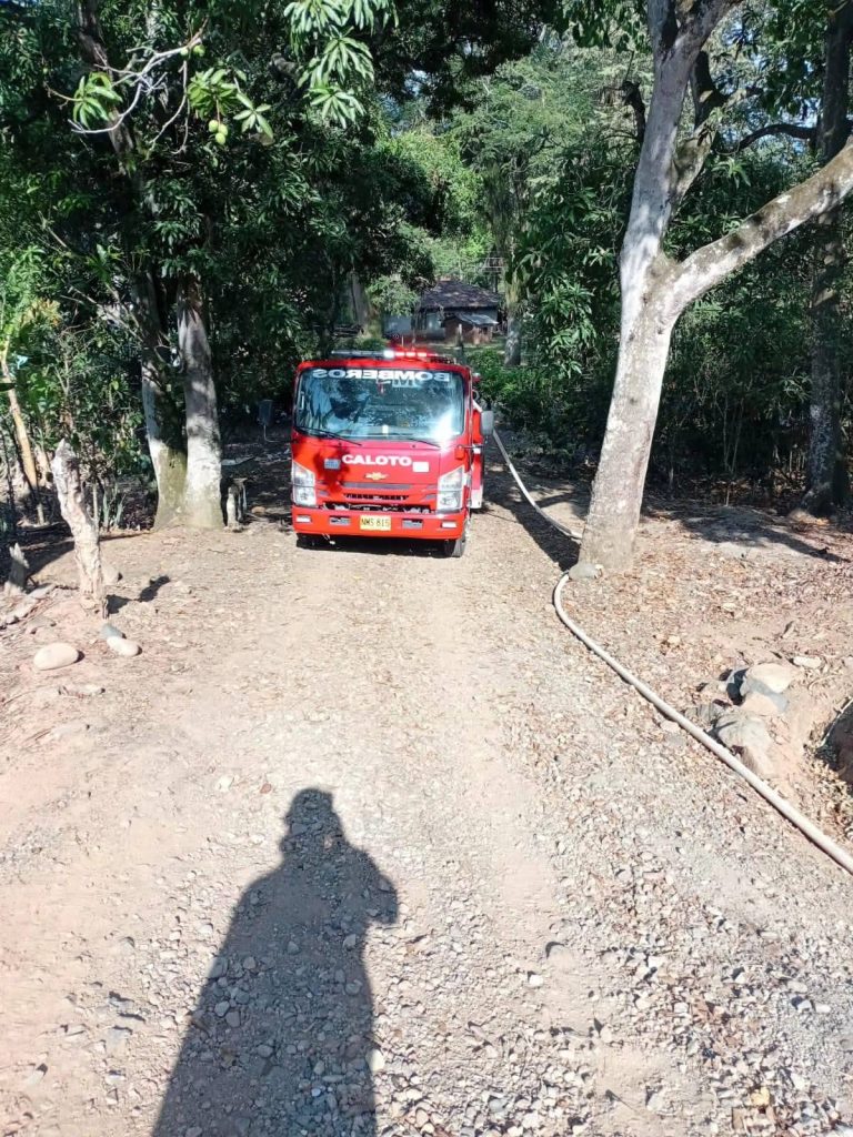 Vehículo de Bomberos de Caloto se desplaza por una vía rural.