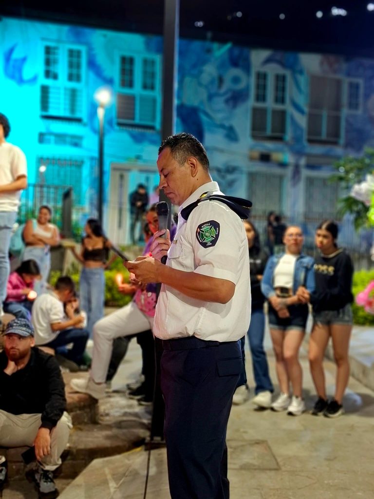 Integrante del Cuerpo de Bomberos acompaña a la comunidad durante la velatón.