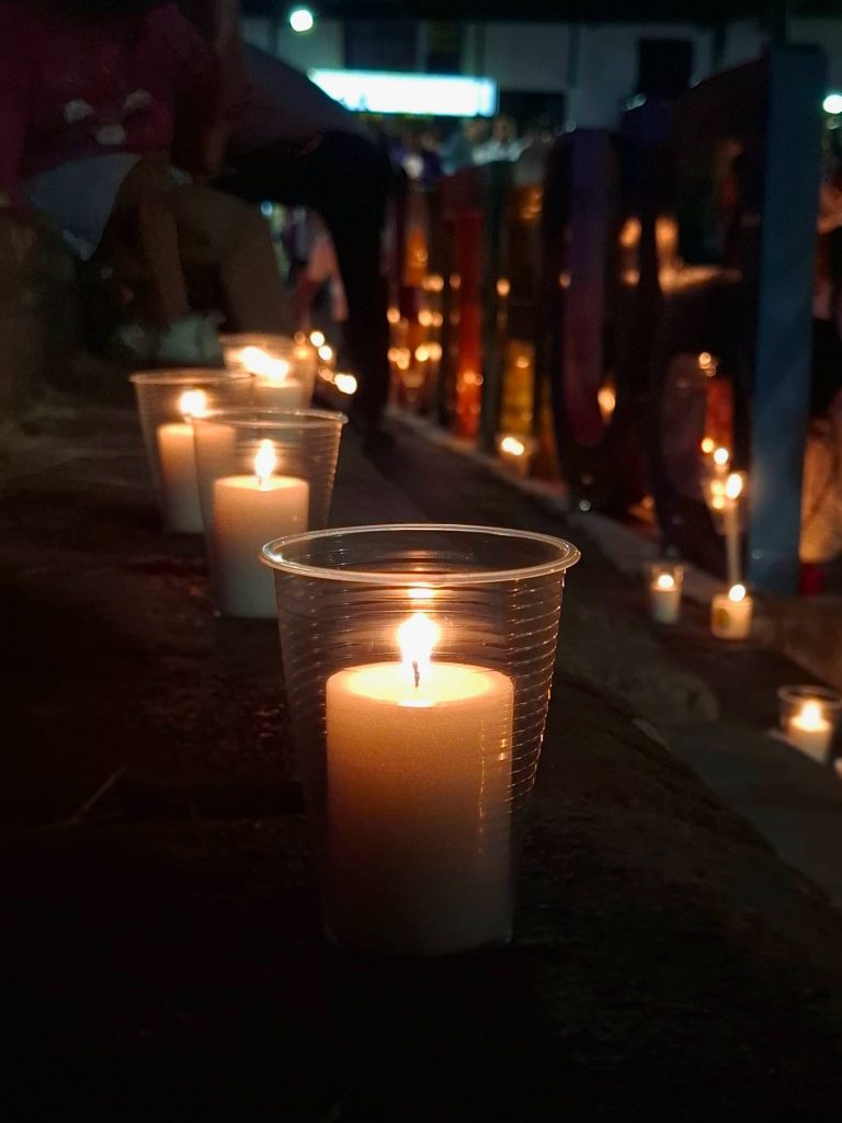 Velas encendidas durante el homenaje en memoria de Michelle Dayana.