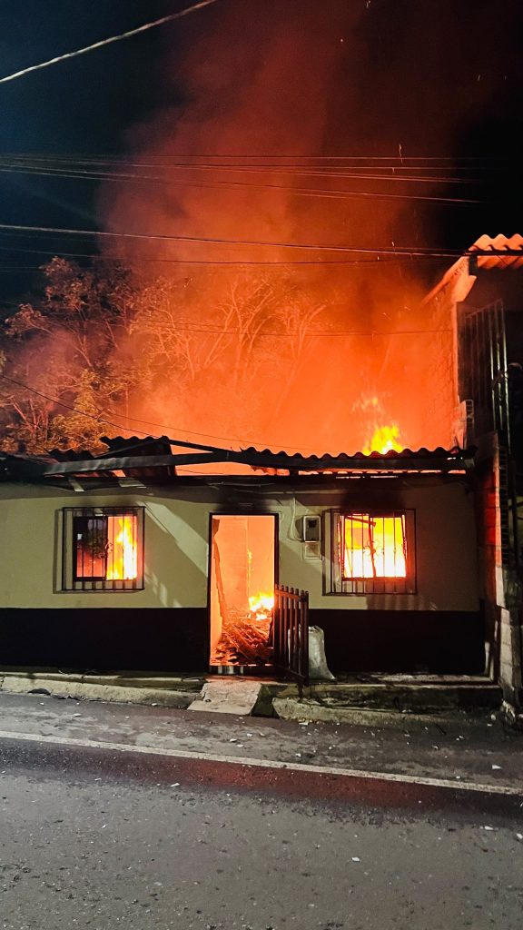 Las llamas se propagan por la cubierta de la edificación durante el incendio estructural registrado en el sector El Hospital, municipio de Uramita.