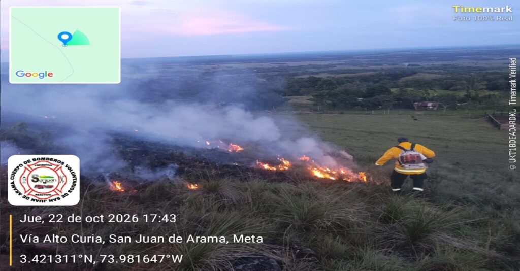 Bombero realizando labores de extinción de un incendio de cobertura vegetal en San Juan de Arama, Meta.