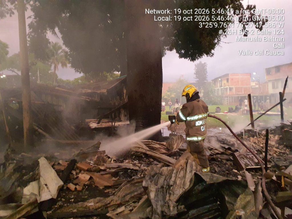Incendio estructural afecta viviendas en el sector Comando Jarillón, Cali.