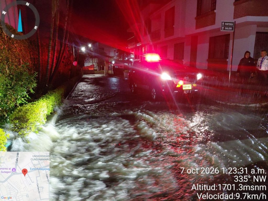Vehículos de emergencia atienden inundaciones ocasionadas por las fuertes lluvias en Fusagasugá.