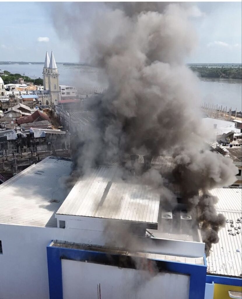 Columna de humo generada por el incendio estructural en el establecimiento comercial El Palacio de la Pantaleta, en Magangué, Bolívar.